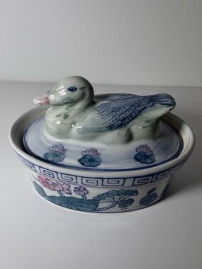 Vintage Asian style ceramic trinket box rings sculpted duck on the lid. No Chips